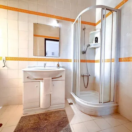 Big Private Luminous 4 Bedroom House