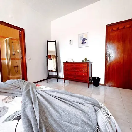 아파트 Big Private Luminous 4 Bedroom House 오이라스